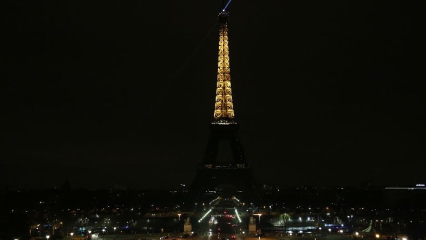 Menara Eiffel bergelap bagi memperingati mangsa serangan Paris