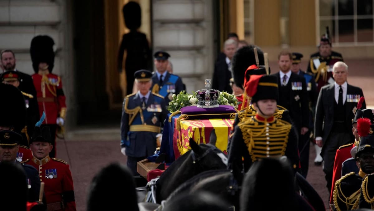 Best of British, thousands form orderly queue to pay respects to Queen