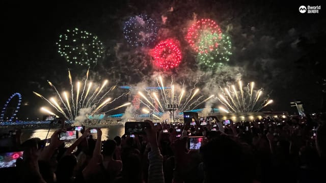 【图集】滨海湾跨年倒数 变色烟火汇演迎新年