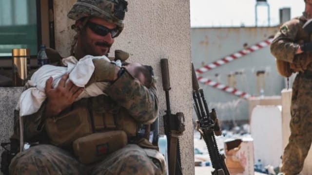 军人变奶爸 美国士兵照顾阿富汗婴儿暖哭网民