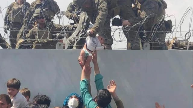 美国证实 越墙送入美军手中阿富汗女婴与父亲团聚