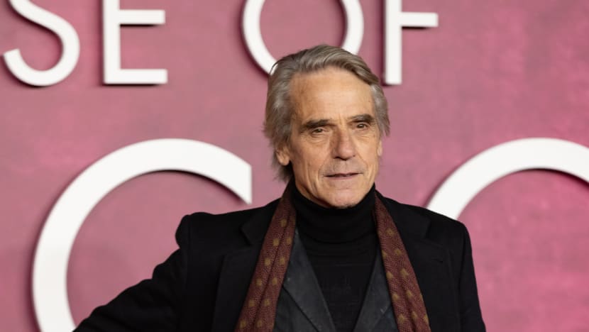 Jeremy Irons Hasn't Seen The Snyder Cut Of Justice League, But Says "It Couldn't Have Been Worse" Than Joss Whedon's Version