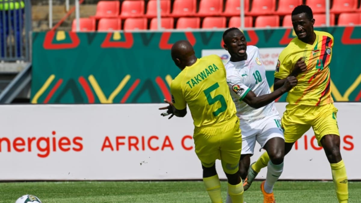 Penalti Mane di menit terakhir memberi Senegal kemenangan atas Zimbabwe yang pemberani