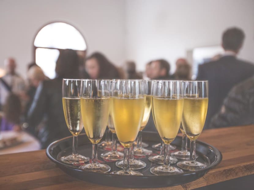Successful minglers make a point of introducing themselves, properly, to prevent awkward conversational holes, says the author. Successful minglers make a point of introducing themselves, properly, to prevent awkward conversational holes, says the author.