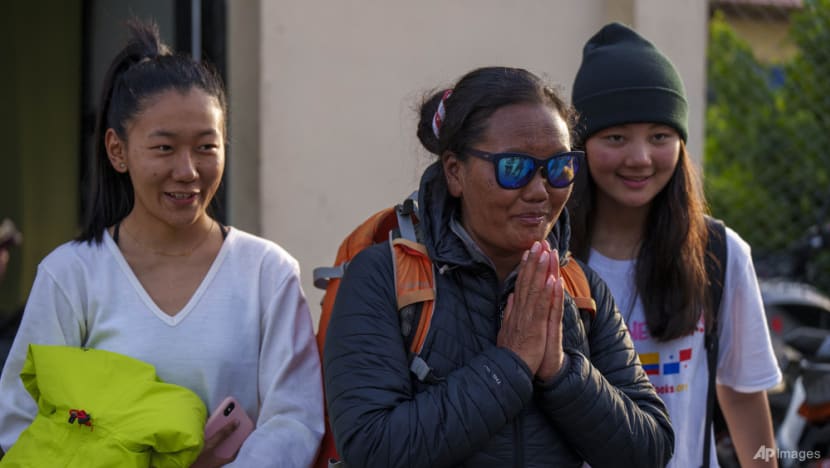 Hundreds of Everest climbers begin to return from summit Hundreds of Everest climbers begin to return from summit
