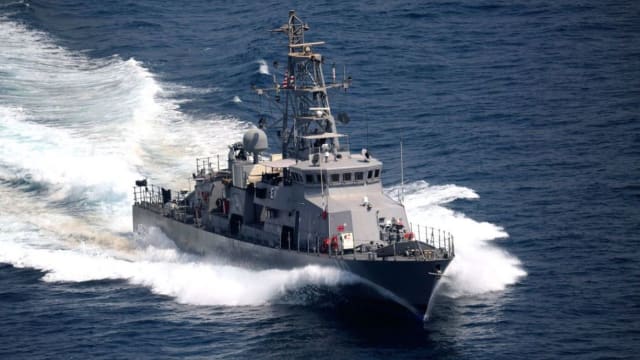 美加军舰穿越台湾海峡 中国军队全程跟踪监视