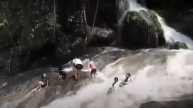 菲律宾秘境瀑布突发山洪 一家三口惨遭灭顶