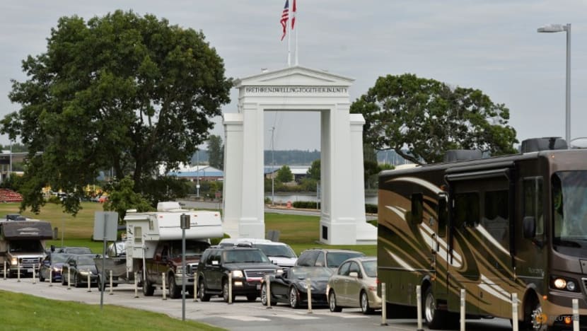 Long delays as Canada opens border to fully vaccinated American tourists after 16 months Long delays as Canada opens border to fully vaccinated American tourists after 16 months