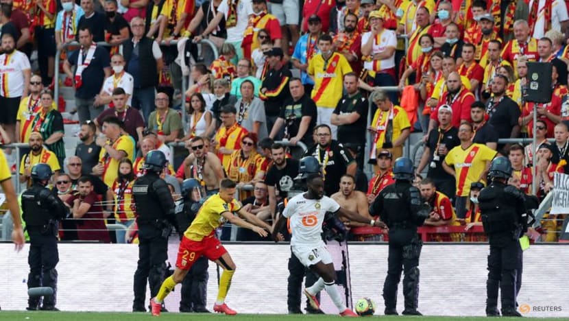 Football:
Lens v Lille derby resumes after crowd trouble leads to suspension Football:
Lens v Lille derby resumes after crowd trouble leads to suspension