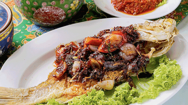 黄梨咖喱、黑果鸡、酸辣鱼、腌虾酱蛋……马六甲正宗娘惹菜哪里找？