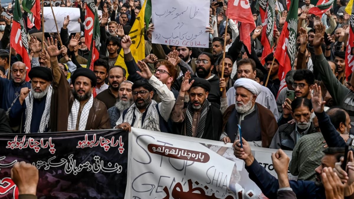 Families fleeing after 32 killed in new sectarian violence in Pakistan Families fleeing after 32 killed in new sectarian violence in Pakistan