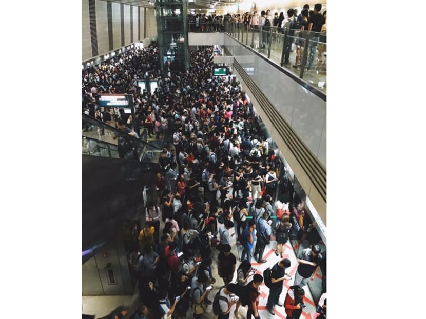 The crowd at Bishan MRT station this morning. Photo: n1veda/Tiwtter