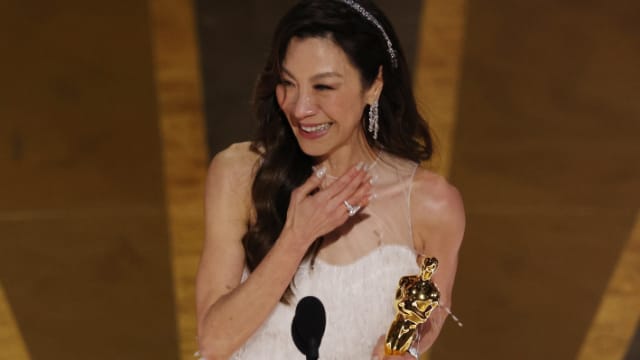 杨紫琼夺“最佳女主角”　成为影史首位亚裔奥斯卡影后