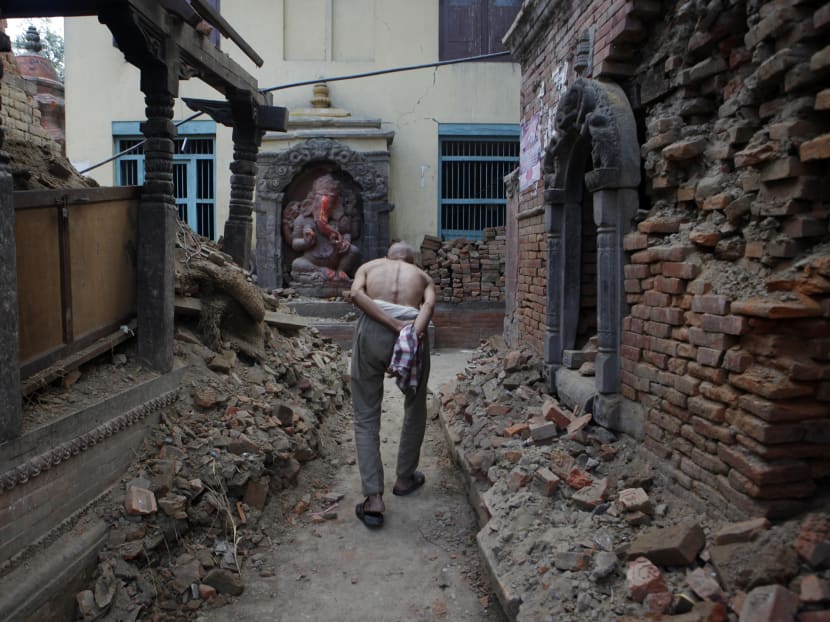 Thousands of Nepalese pray for earthquake victims