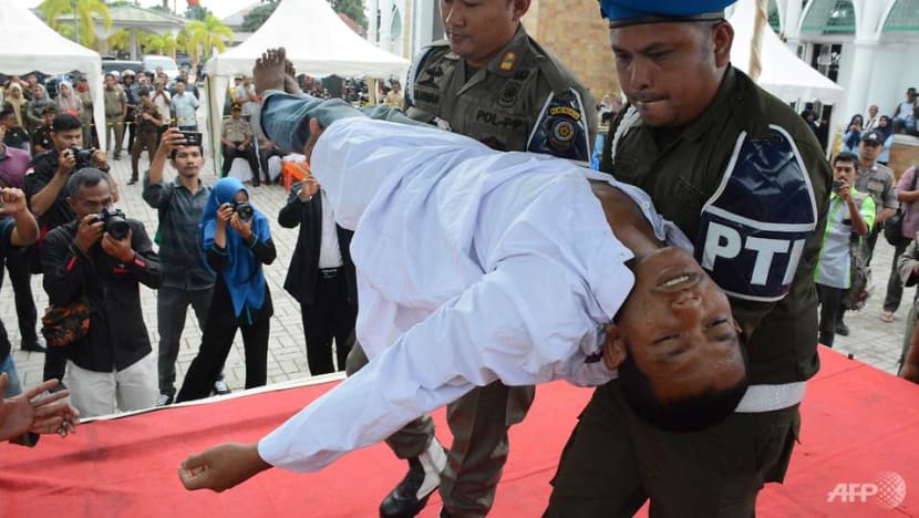 Indonesian faints during whipping for Sharia-banned sex Indonesian faints during whipping for Sharia-banned sex