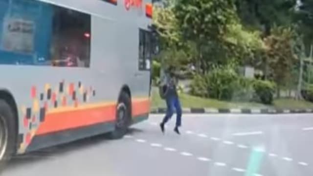 妇女过马路差点被撞飞 SMRT巴士司机停职