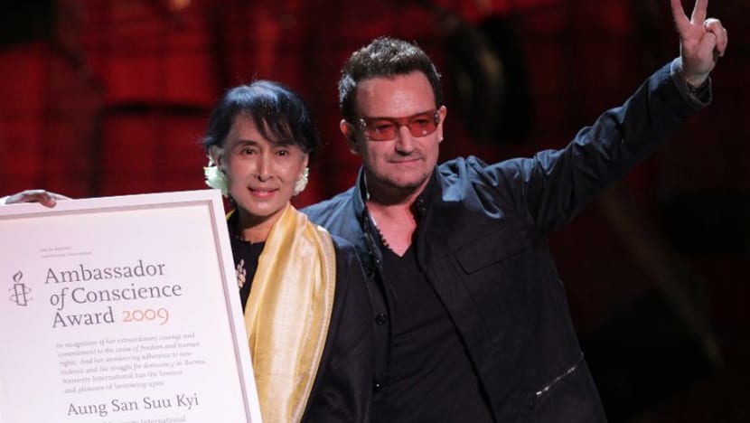 Penyanyi U2, Bono, gesa Aung San Suu Kyi lepaskan jawatan