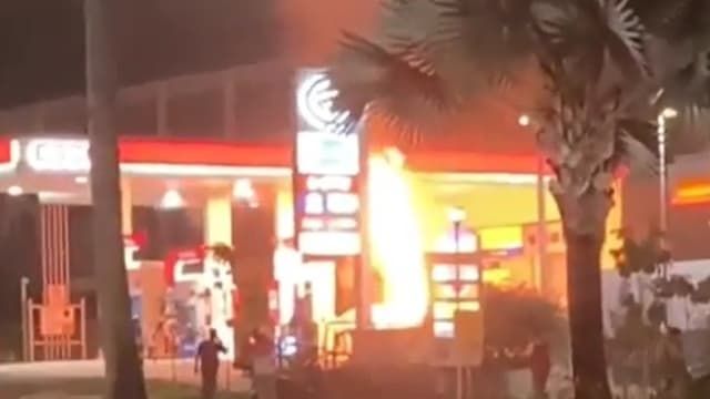 三巴旺油站发生火患 宝马引擎起火吓坏路人 