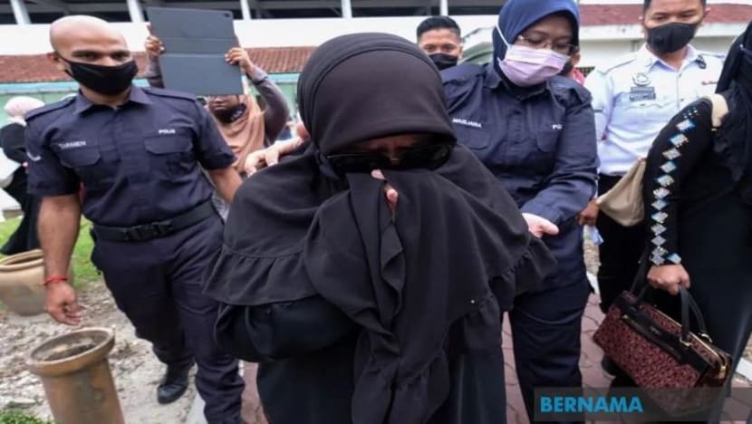 ‘Makcik Gelang Pink‘ dihukum penjara sehari, didenda RM8,000