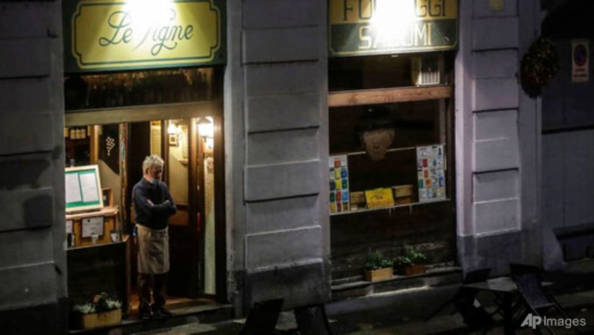 Italia memerintahkan bar dan restoran tutup lebih awal karena tingkat COVID-19 meningkat