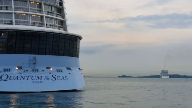 数船员确诊 皇家加勒比游轮取消本地两个新年航程