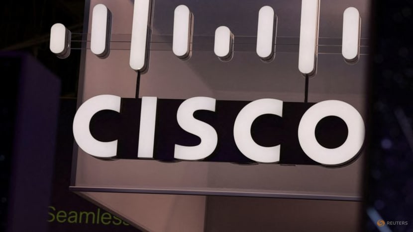 Cisco's orders hit by sluggish demand, shares fall 