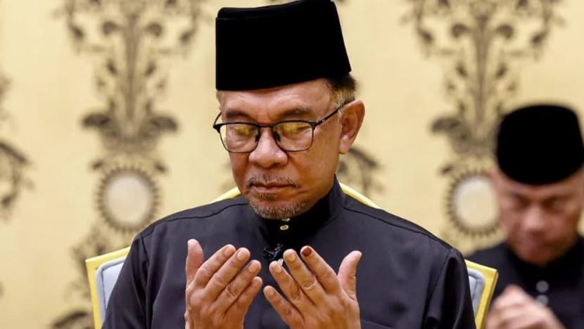 Anwar Ibrahim tunai janji potong gaji, elaun sebagai PM M'sia