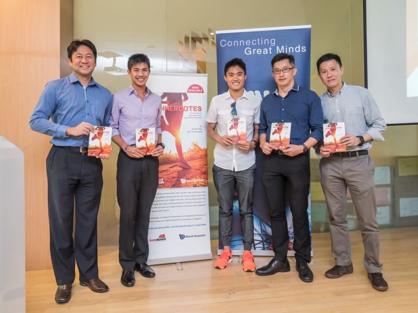 Max Phua (extreme left), Managing Director of World Scientific Publishing, National Marathoners Ashley Liew (second from left) and Mok Ying Ren (third from left), Minister of State for Manpower, Teo Ser Luck (second from right) and Adrian Mok, Author and Sundown Marahthon founder, at the official launch of Runnerdotes: A Collection of Anecdotes from Inspirational Runners at Ang Mo Kio Library. Photo: OSIM Sundown Marathon)