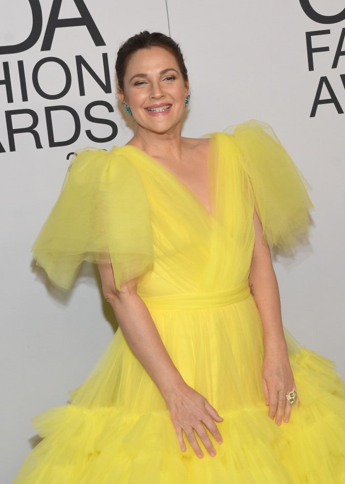 Drew Barrymore “Dips In And Out” Of Dating Apps But Finds It “Hard” To Find Mr Right Because The Men Are “Too Young” Drew Barrymore “Dips In And Out” Of Dating Apps But Finds It “Hard” To Find Mr Right Because The Men Are “Too Young”