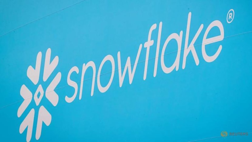 Buffett-backed Snowflake's loss widens in first quarterly report post IPO Buffett-backed Snowflake's loss widens in first quarterly report post IPO