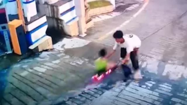 中国五岁男童玩滑板失控 少年斜坡下飞扑救人