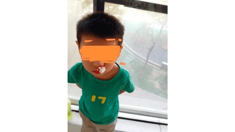 中国武汉疑现 毒跑道 上百学生呕吐流鼻血 8world