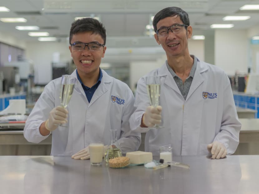 PhD student Chua Jian Yong (left) and Associate Professor Liu Shao Quan from NUS’ food science and technology programme successfully turned tofu whey into a tasty alcoholic beverage which they named Sachi. Photo: NUS