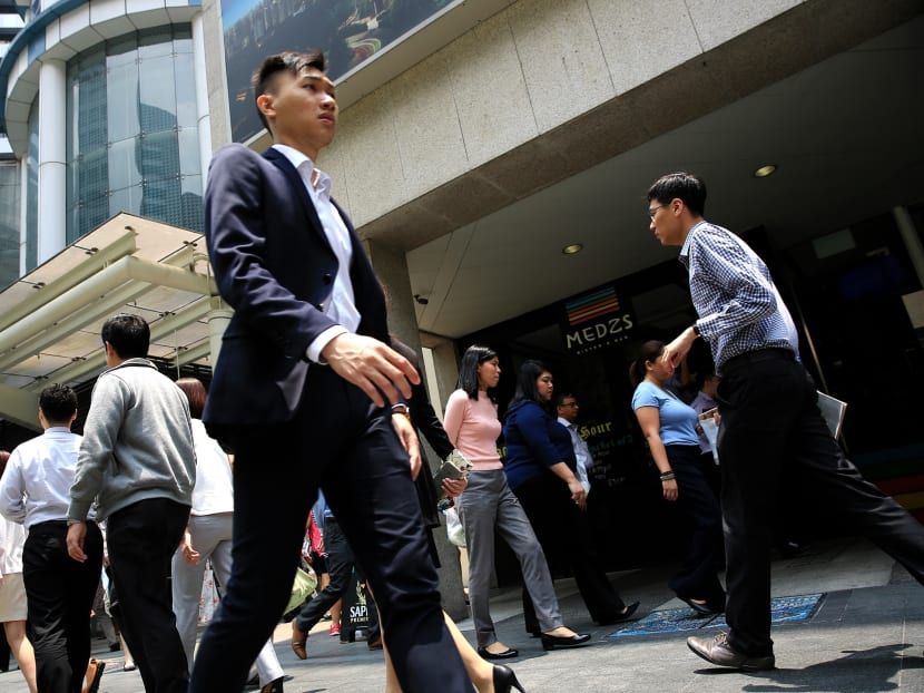 The average daily temperature in Singapore is around 27°C with a very low degree of variation, and yet, during the workweek, the vast majority of men are wearing long-sleeve shirts, and some are even wearing a suit jacket.