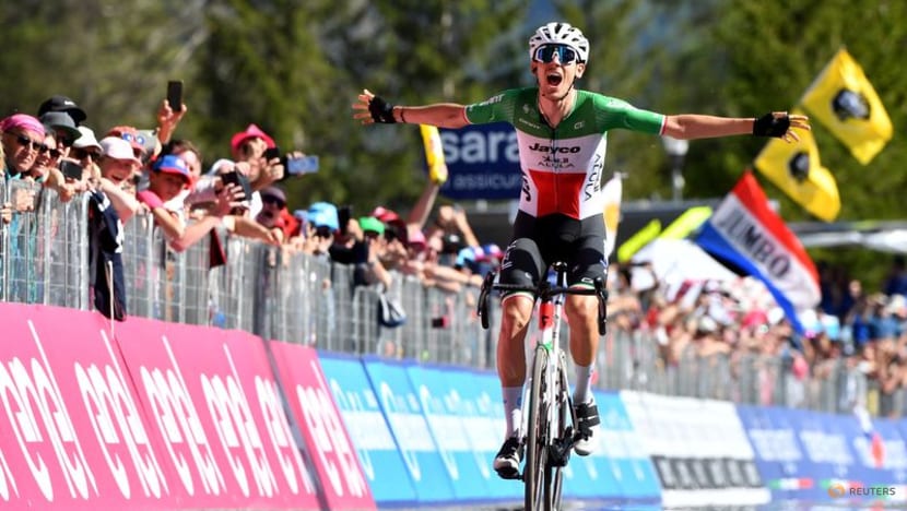 Zana wins Giro stage 18, Thomas extends lead