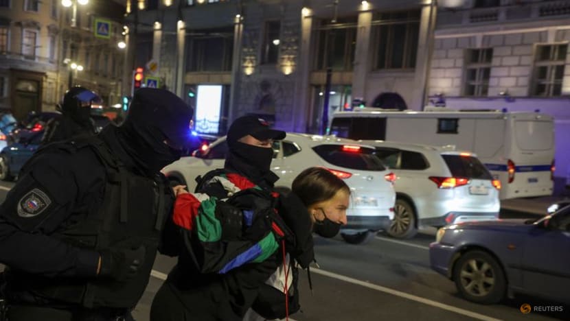 Russian anti-draft protesters being ordered to enlist, rights group says Russian anti-draft protesters being ordered to enlist, rights group says