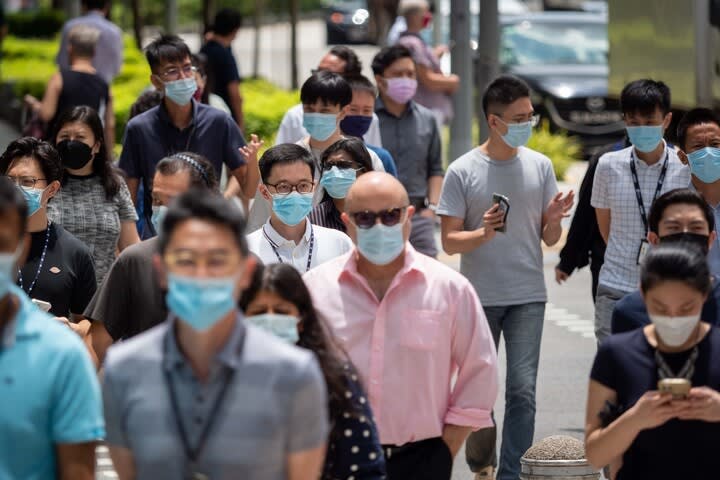 From April 26, 2022, people will not need to keep to a group of 10 persons for mask-off activities. From April 26, 2022, people will not need to keep to a group of 10 persons for mask-off activities.