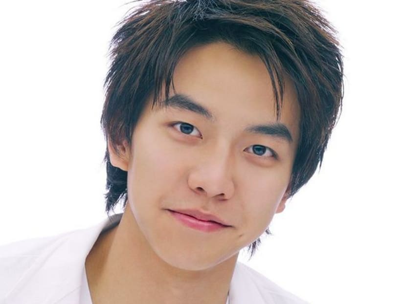 Lee Seung-gi receives 5.4 billion won in dispute with management but will donate it to charity Lee Seung-gi receives 5.4 billion won in dispute with management but will donate it to charity