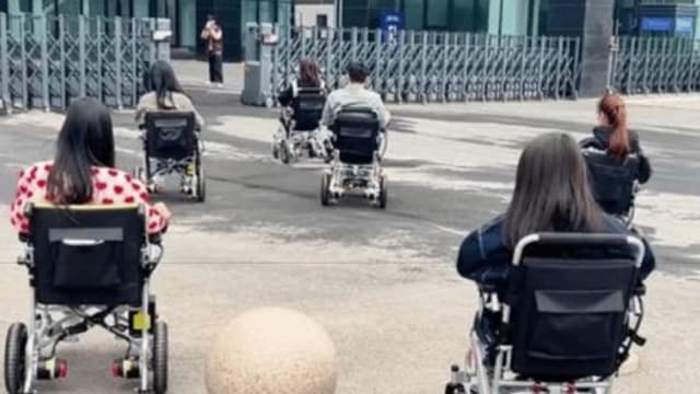 广州公路惊现“电轮椅车队” 年轻人上班出行皆用它