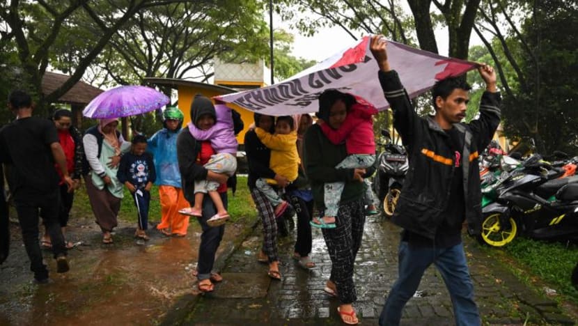 Mangsa gempa Indonesia rayu bantuan makanan, minuman