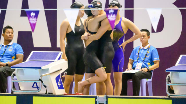 我国泳队女子4乘100米混合泳接力赛再次摘金