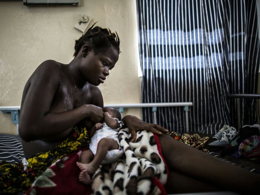 Isatu Korom, 15-years-old breastfeeds her newborn at a ward of the Princess Christian Maternity Hospital in Freetown on April 25, 2016. Photo: AFP