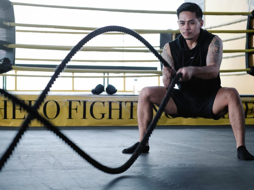 While battle ropes have long been popular with elite athletes, they are also an excellent tool for beginners who want to build strength and cardiovascular health without being too hard on their bodies.
