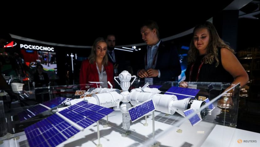 Russia, planning to go it alone, unveils model of new space station