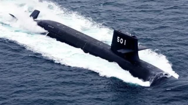 日本潜水艇同商船发生碰撞 三人受轻伤