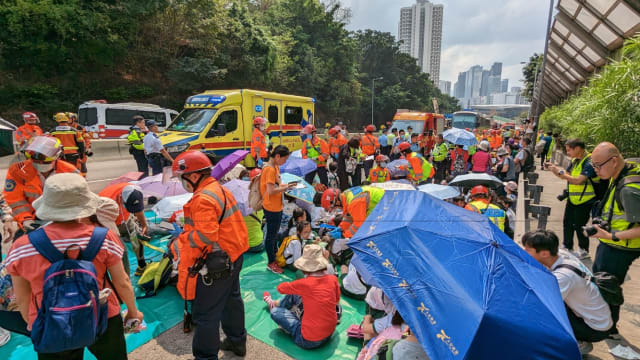 香港四辆旅游巴士和货车连环撞 87人受伤