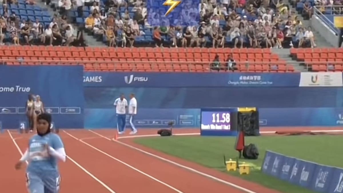 Pelari pecut Somalia ini catat masa 21 saat bagi acara 100m; menteri ...