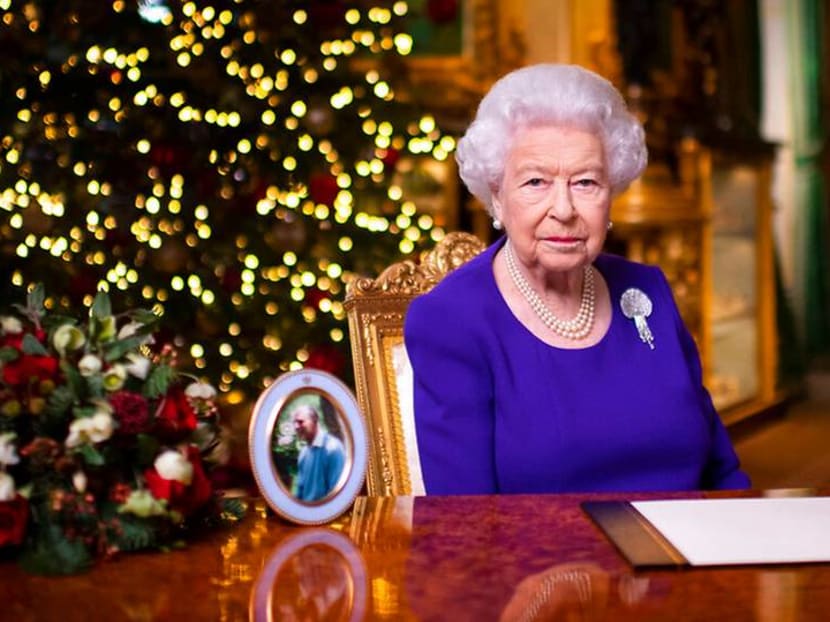 Queen Elizabeth pays tribute to 'kindness of strangers' Queen Elizabeth pays tribute to 'kindness of strangers'