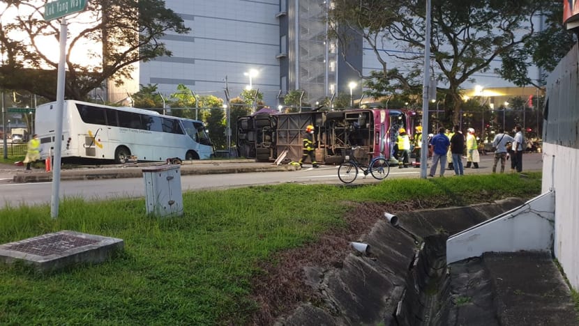 1 maut, 37 lagi dibawa ke hospital susuli kemalangan bas berhampiran Joo Koon