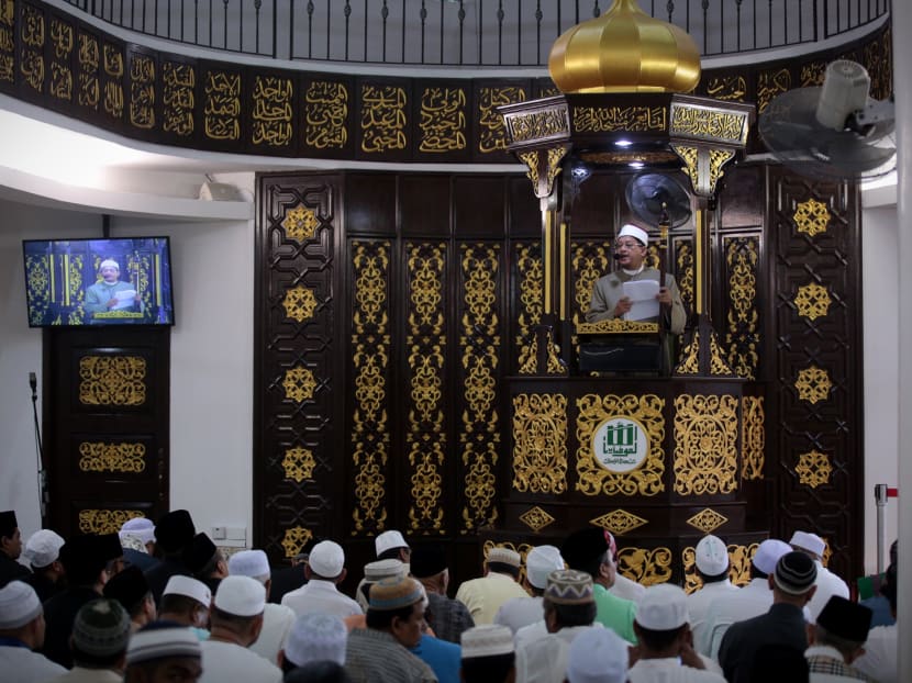 Singapore's mufti Dr Mohamed Fatris Bakaram addressing congregants at the Al-Mukminin Mosque on the morning of Hari Raya Aidilfitri on Sunday (June 25). Photo: Jason Quah/TODAY
